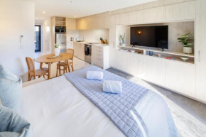 Downtown Delight: Studio at 8 Wilmer with Backyard